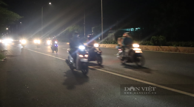 Rất nhiều thanh niên trở về nhà trong đêm. Họ mượn đường đi qua Bình Phước, với sự hân hoan, vì được trở về với bố mẹ, người thân đang chờ ở quê nhà. Ảnh: Đ.H