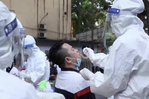 Nhân viên y tế lấy mẫu xét nghiệm COVID-19. (Ảnh: Minh Quyết/TTXVN) Nhân viên y tế lấy mẫu xét nghiệm COVID-19. (Ảnh: Minh Quyết/TTXVN)