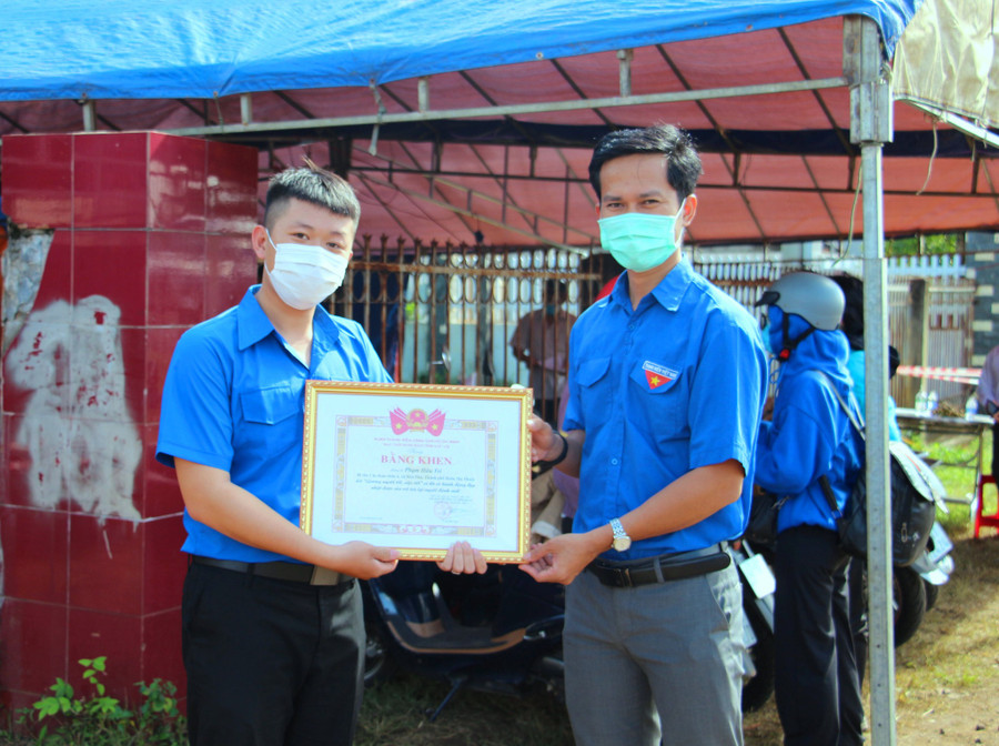 Anh Trí (trái) nhận bằng khen của Tỉnh đoàn Đắk Lắk về việc làm tốt. ẢNH: HOÀNG BÌNH Anh Trí (trái) nhận bằng khen của Tỉnh đoàn Đắk Lắk về việc làm tốt. ẢNH: HOÀNG BÌNH