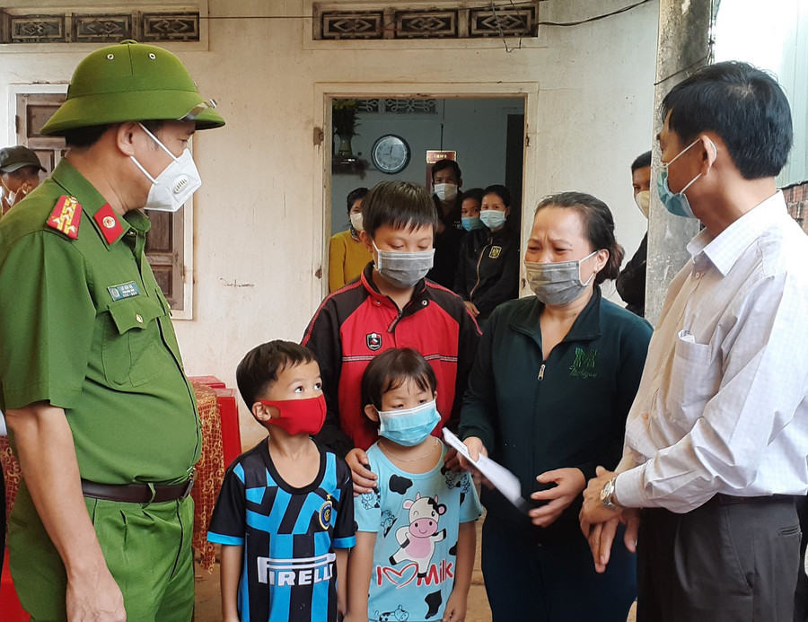  Đoàn thăm hỏi, động viên gia đình nạn nhân trong vụ tai nạn. Ảnh: Hà Phương