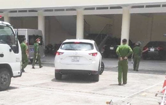 Công an áp tải ô tô cùng 3 người trên xe về trụ sở