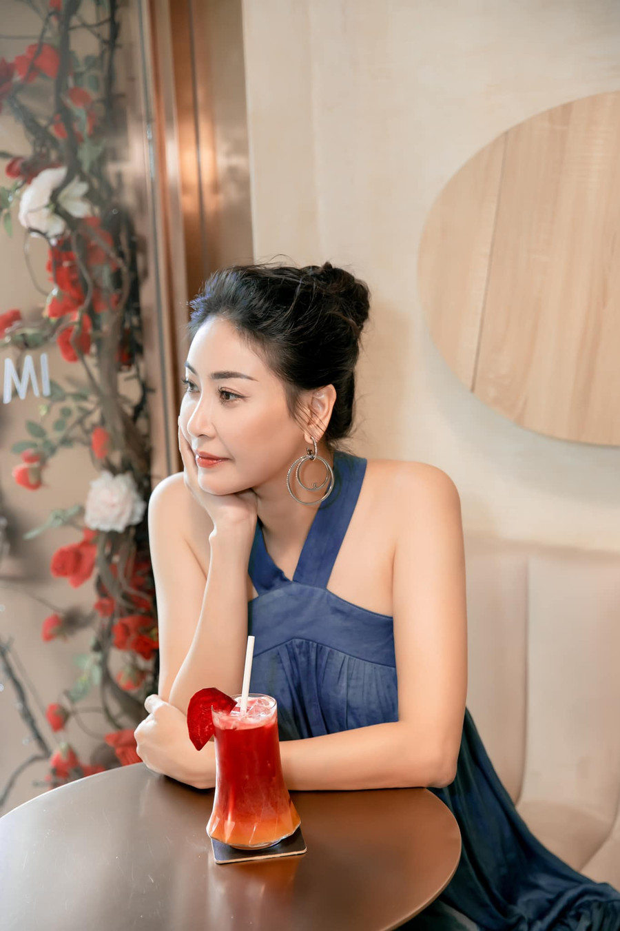 "Hoa hậu 3 con" Hà Kiều Anh thừa nhận: "Để có được vóc dáng thon gọn ở tuổi ngoài 40 là một việc không hề đơn giản, cái tội mê ăn và ăn gì cũng thấy ngon nên rất khó để giảm cân".