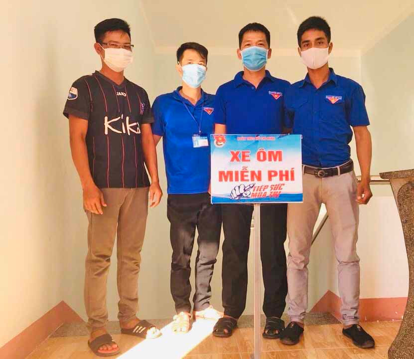 Đội hình xe ôm miễn phí hỗ trợ thí sinh của Huyện Đoàn Kông Chro. Ảnh: Thủy Bình