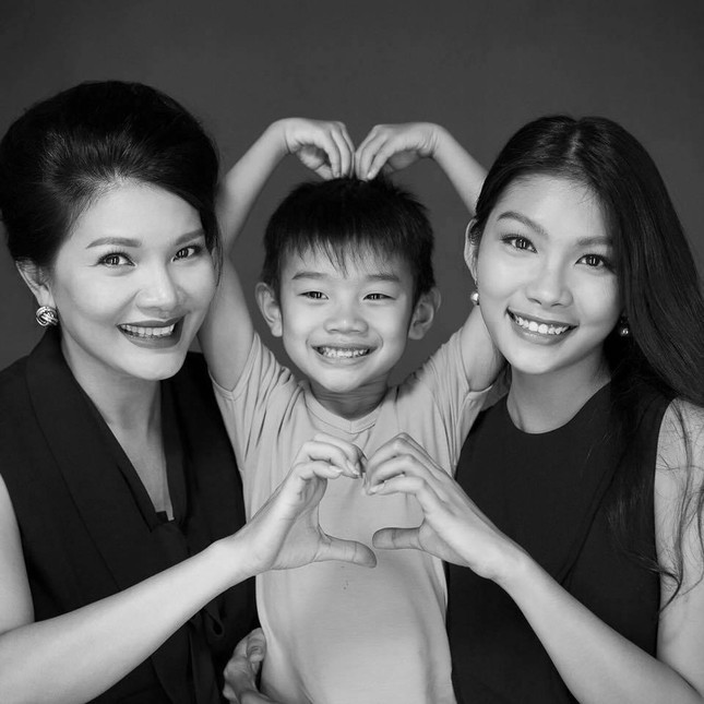 Mẹ con Kiều Trinh.