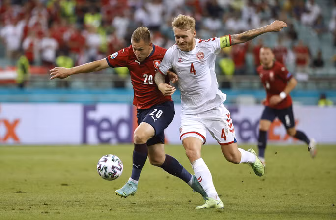 Đan Mạch (áo trắng) trình diễn lối đá tấn công hoa mỹ trước Czech