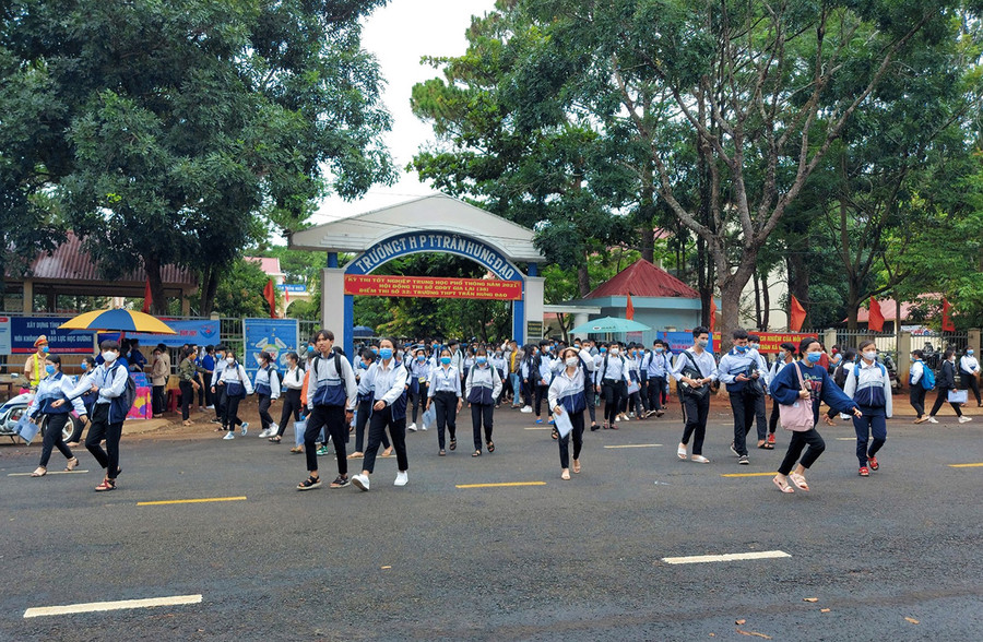 Thí sinh điểm thi số 32 Trường THPT Trần Hưng Đạo (huyện Mang Yang) hoàn thành môn thi đầu tiên trong Kỳ thi tốt nghiệp THPT năm 2021. Ảnh: Nguyễn Tú Thí sinh điểm thi số 32 Trường THPT Trần Hưng Đạo (huyện Mang Yang) hoàn thành môn thi đầu tiên trong Kỳ thi tốt nghiệp THPT năm 2021. Ảnh: Nguyễn Tú