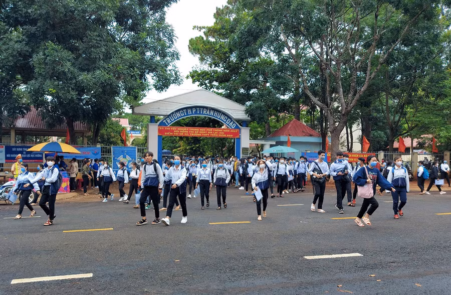 Thí sinh điểm thi số 32 Trường THPT Trần Hưng Đạo (huyện Mang Yang) hoàn thành môn thi đầu tiên trong Kỳ thi tốt nghiệp THPT năm 2021. Ảnh: Nguyễn Tú