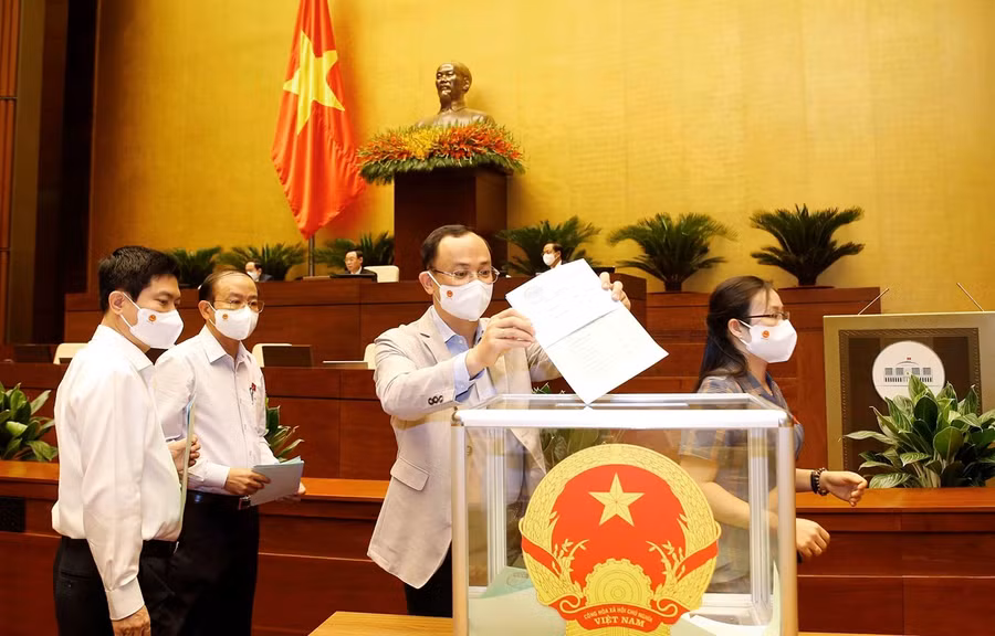 Sáng 21/7, các đại biểu Quốc hội bỏ phiếu bầu Tổng Thư ký Quốc hội, Chủ tịch Hội đồng Dân tộc, Chủ nhiệm Ủy ban của Quốc hội, Tổng Kiểm toán nhà nước nhiệm kỳ 2021-2026 và thảo luận về dự kiến Chương trình giám sát của Quốc hội năm 2022. (Ảnh: TTXVN)