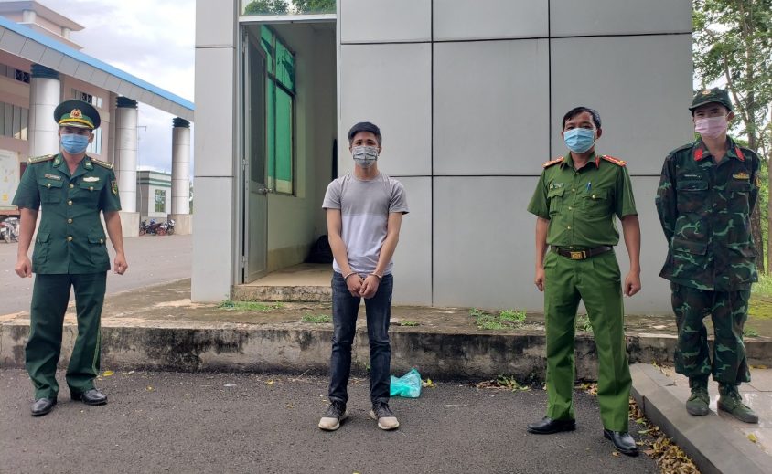 Nguyễn Quang Đẩu bị bắt giữ khi đang cố gắng vượt biên qua Campuchia- ẢNH: HỒNG ÁNH Nguyễn Quang Đẩu bị bắt giữ khi đang cố gắng vượt biên qua Campuchia- ẢNH: HỒNG ÁNH