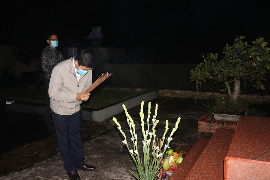  Ông Trương Văn Đạt-Ủy viên Ban Thường vụ Tỉnh ủy, Phó Chủ tịch Thường trực HĐND tỉnh dâng hương tại phần mộ liệt sĩ.