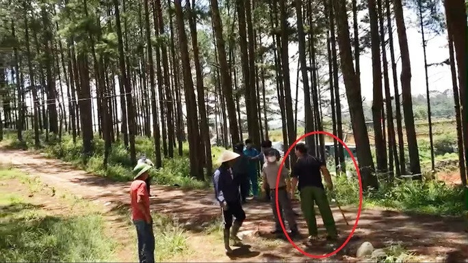 Nhóm đối tượng san gạt đất trái phép dùng hung khí chống người thi hành công vụ tại TP Đà Lạt (Lâm Đồng). Ảnh cắt từ clip.