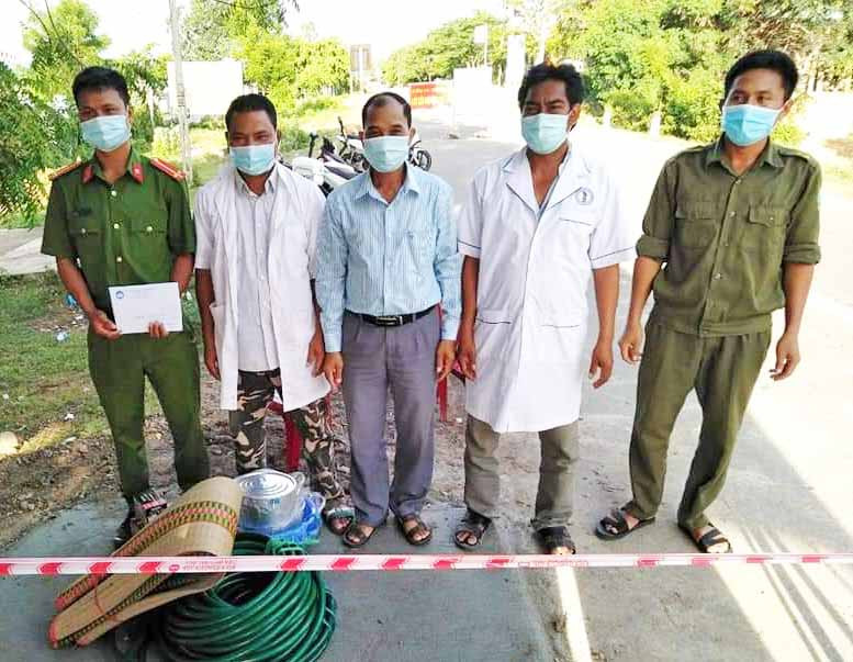 Ông Ksor Ngak-Chủ tịch Ủy ban MTTQ Việt Nam huyện Krông Pa (giữa) thăm và tặng quà lực lượng chốt kiểm soát dịch Covid 19, xã Krông Năng Ảnh Ngọc Anh