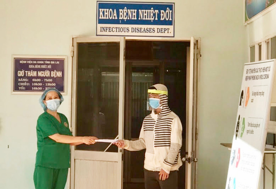 Bệnh nhân 23666 nhận giấy ra viện. Ảnh: Như Nguyện Bệnh nhân 23666 nhận giấy ra viện. Ảnh: Như Nguyện