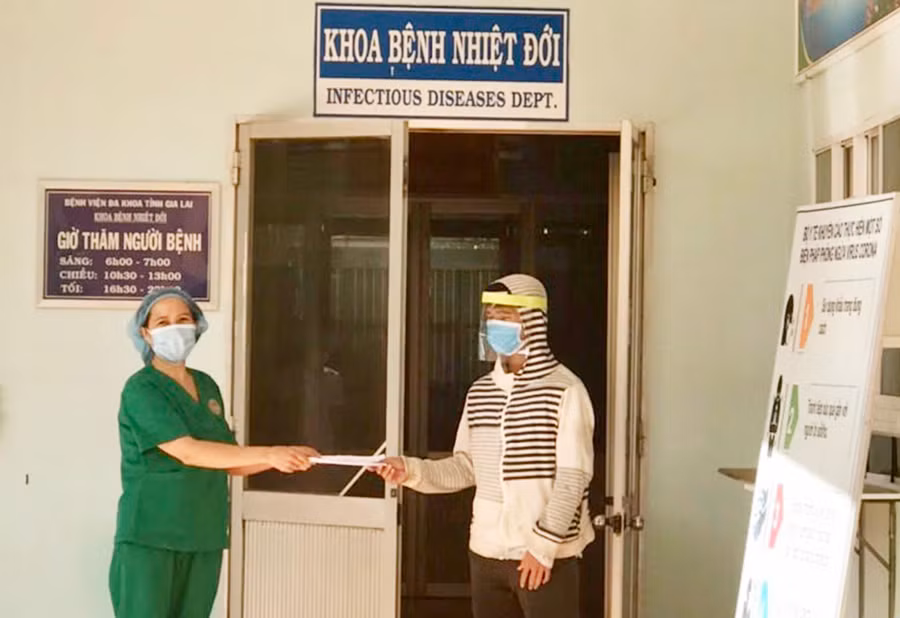  Bệnh nhân 23666 nhận giấy ra viện. Ảnh: Như Nguyện