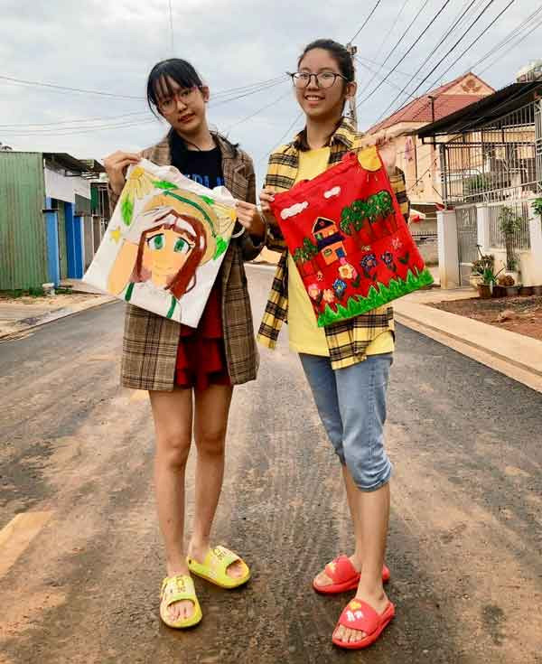 Ảnh 3: Những chiếc túi xách độc đáo hoàn thiện từ đôi tay của trẻ khuyết tật.