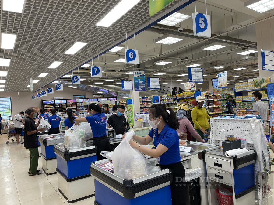 TP.Buôn Ma Thuột sẽ cấp thẻ đi chợ (đi chợ, siêu thị, cửa hàng tiện lợi mua lương thực, thực phẩm) cho nhân dân trên địa bàn với tần suất 3 ngày đi chợ 1 lần để mua sắm hàng hóa thiết yếu. Ảnh: Ngọc Giàu