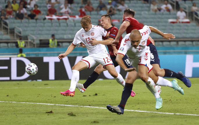 ... và Kasper Dolberg đệm bóng cận thành nâng tỉ số 2-0 cho Đan Mạch