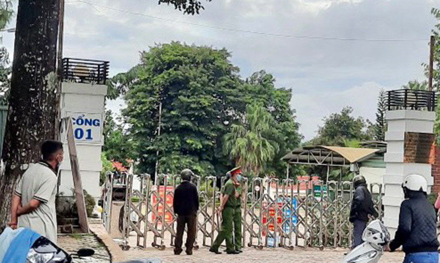  Lực lượng chức năng tiến hành khoanh vùng tạm thời Bệnh viện Đại học Y Dược-Hoàng Anh Gia Lai lên 72 giờ (tính từ 17 giờ ngày 16-7-2021). Ảnh: Như Nguyện