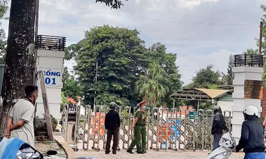  Lực lượng chức năng tiến hành khoanh vùng tạm thời Bệnh viện Đại học Y Dược-Hoàng Anh Gia Lai lên 72 giờ (tính từ 17 giờ ngày 16-7-2021). Ảnh: Như Nguyện