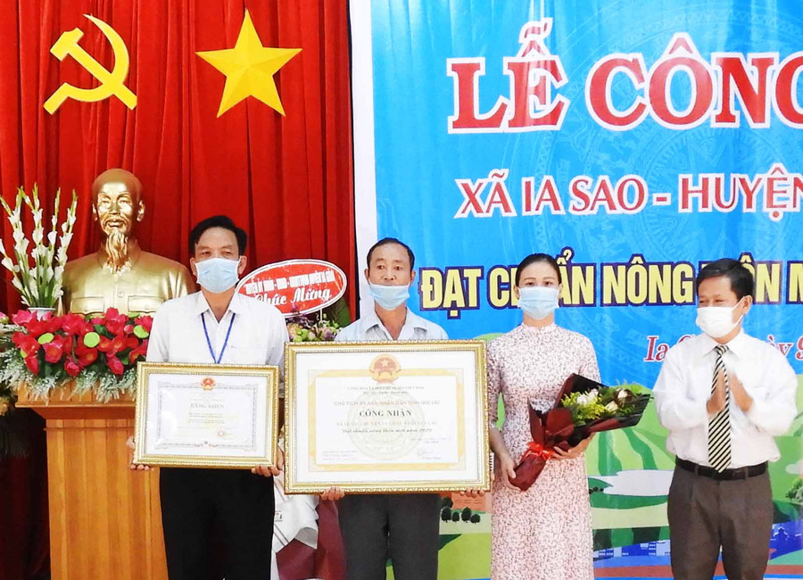 -Trao Bằng công nhận xã Ia Sao đạt chuẩn Nông thôn mới 