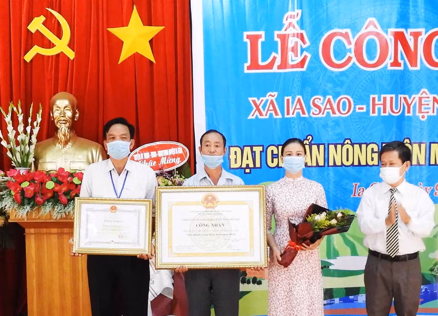 -Trao Bằng công nhận xã Ia Sao đạt chuẩn Nông thôn mới 