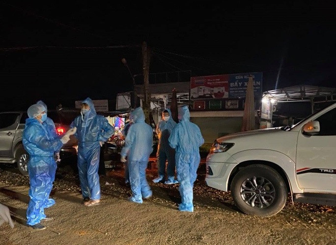Lực lượng y tế tổ chức truy vết các ca bệnh. Ảnh TNĐN