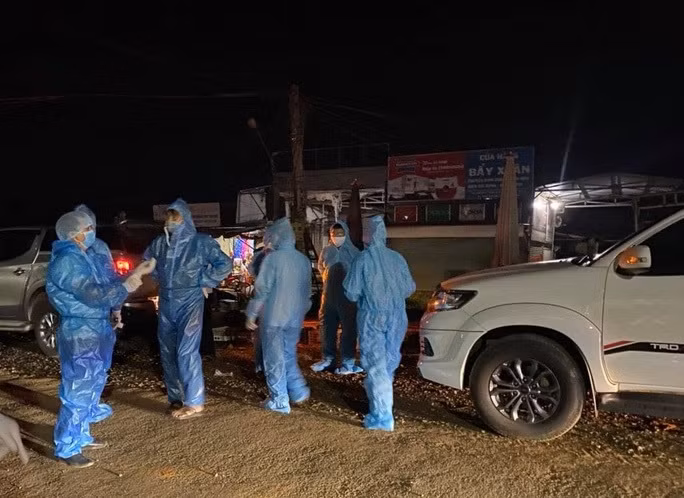 Lực lượng y tế tổ chức truy vết các ca bệnh. Ảnh TNĐN