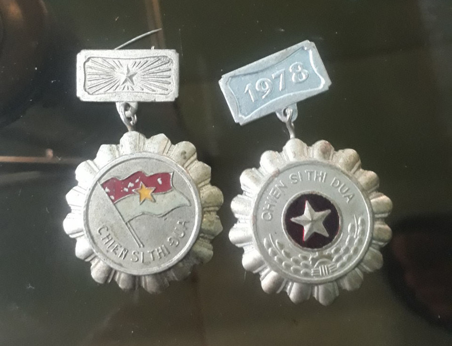 2 chiếc huy hiệu chiến sĩ thi đua vừa được UBND xã Ia Hrung và gia đình ông Puih Glớ tìm thấy. Ảnh: Phương Loan 2 chiếc huy hiệu chiến sĩ thi đua vừa được UBND xã Ia Hrung và gia đình ông Puih Glớ tìm thấy. Ảnh: Phương Loan