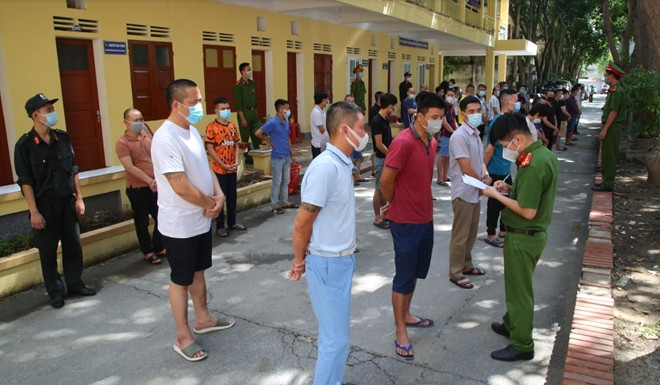 Các đối tượng liên quan tại cơ quan công an. Ảnh: Báo Công an nhân dân Các đối tượng liên quan tại cơ quan công an. Ảnh: Báo Công an nhân dân