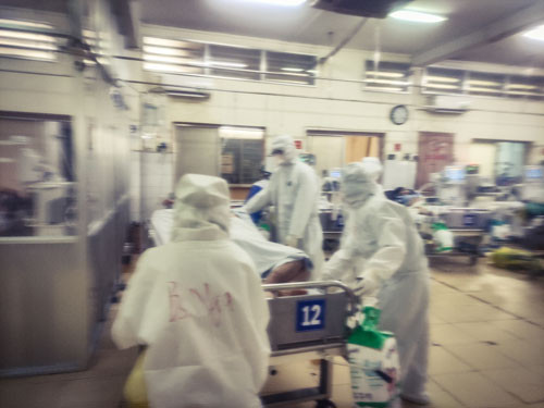 Điều trị cho bệnh nhân nặng ở Bệnh viện Điều trị Covid-19 Trưng Vương (TP HCM) - Ảnh: Anh Thư