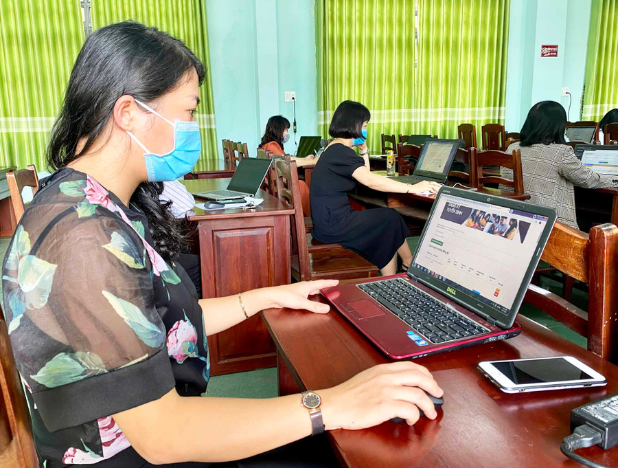 Việc áp dụng hình thức đăng ký tuyển sinh trực tuyến vừa tạo điều kiện thuận lợi cho phụ huynh học sinh, vừa đảm bảo an toàn phòng dịch. Ảnh: Ngọc Thu