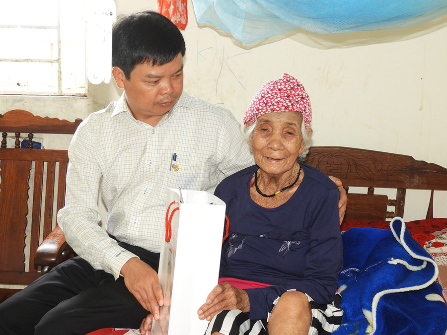  Chủ tịch UBND TP. Pleiku Nguyễn Hữu Quế (trái) thăm Mẹ Việt Nam anh hùng Puih Krơn ở phường Hoa Lư trong dịp kỷ niệm 73 năm Ngày Thương binh-Liệt sĩ. Ảnh: Thanh Nhật