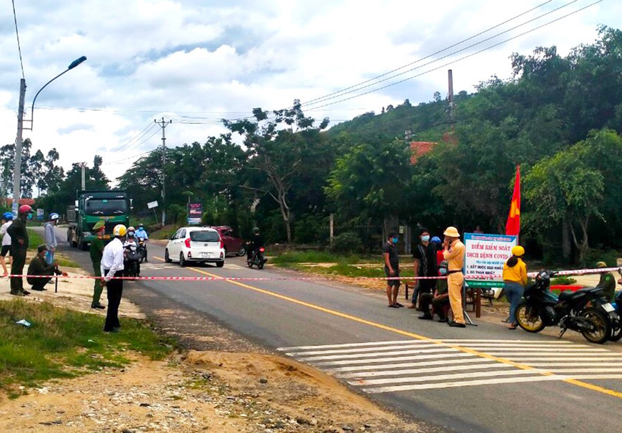  Thị trấn Kbang, huyện Kbang thành lập các chốt kiểm soát phòng-chống dịch Covid-19 tại các tuyến đường dẫn vào thị trấn. Ảnh: Ngọc Minh