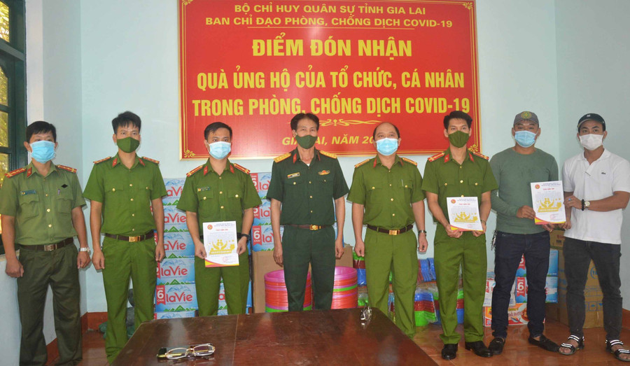 Chi đoàn phòng Cảnh sát Kinh tế (Đoàn Thanh niên Công an tỉnh) phối hợp với Công ty TNHH một thành viên Thu Thắng, Garage Nhiên, Công ty Cổ phần Phúc Hân đã đến thăm, trao tặng nhu yếu phẩm tại BCHQS tỉnh