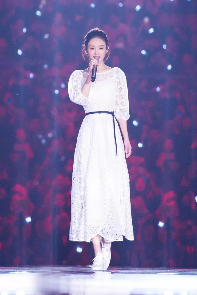 Kiểu váy ren trắng tinh khiết cũng là item yêu thích của Triệu Lệ Dĩnh. Cô chọn chiếc váy ren dài tay mang đến cảm giác cổ điển nhưng vẫn nổi bật vẻ đẹp trong trẻo cùng dáng người cao ráo, mảnh mai của người đẹp.