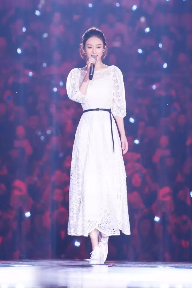 Kiểu váy ren trắng tinh khiết cũng là item yêu thích của Triệu Lệ Dĩnh. Cô chọn chiếc váy ren dài tay mang đến cảm giác cổ điển nhưng vẫn nổi bật vẻ đẹp trong trẻo cùng dáng người cao ráo, mảnh mai của người đẹp.