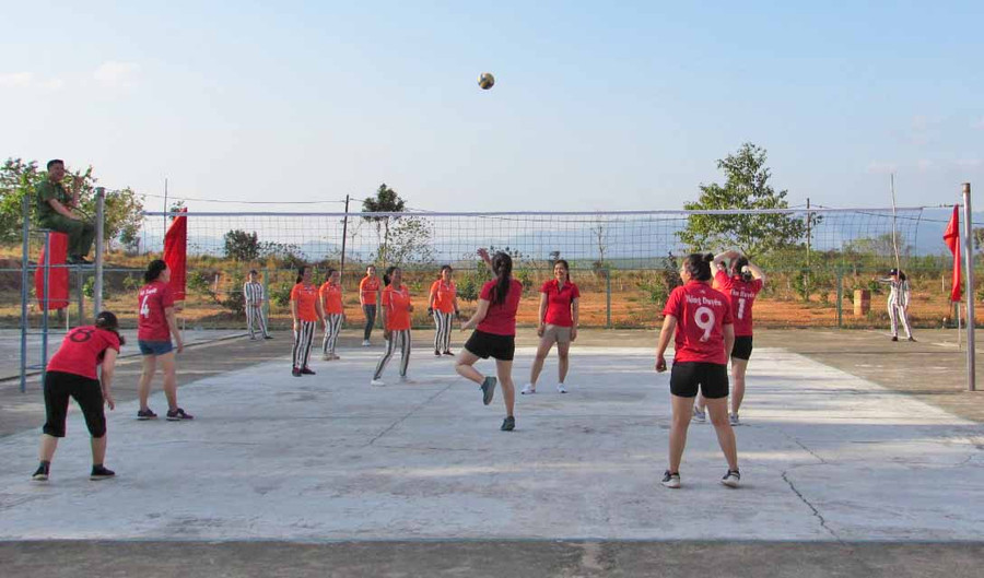 Cán bộ phụ nữ Trại giam Gia Trung tổ chức giao lưu thể thao với các phạm nhân. Ảnh: Hà Phương