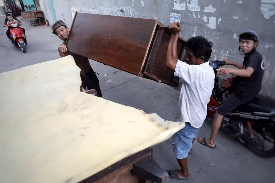 Anh Vũ Văn Thịnh (áo trắng) nhờ thu mua đồ gỗ cũ tại miền Tây đã lấy được vợ