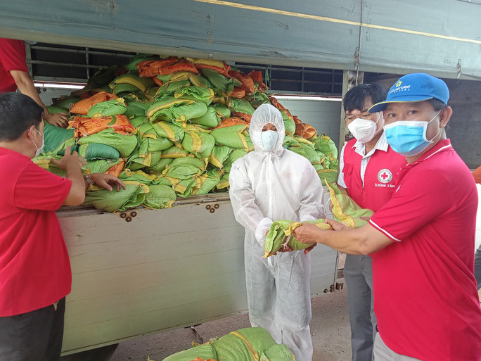 "Chuyến xe nghĩa tình" chở thực phẩm của tỉnh Đắk Nông ủng hộ người dân TP HCM trong dịch Covid-19 - Ảnh: CAO NGUYÊN