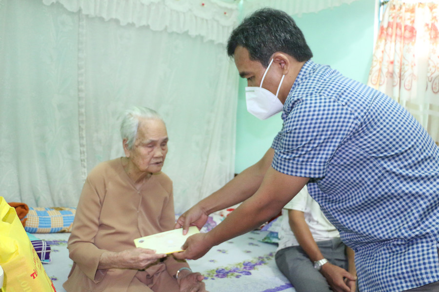  Bí thư Tỉnh ủy thăm, tặng quà Mẹ Việt Nam Anh hùng Lê Thị Kiệt. Ảnh: Quang Tấn