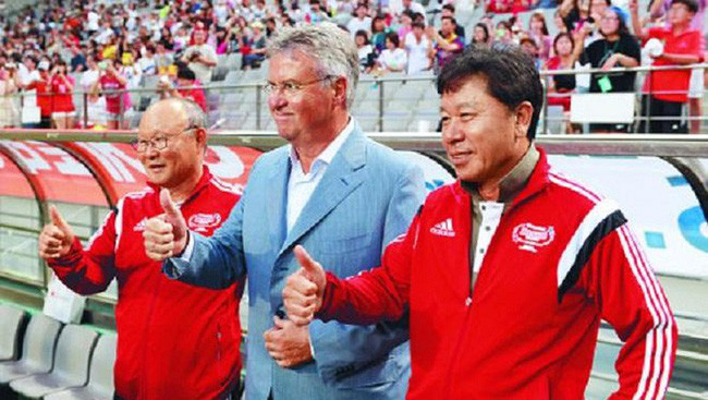 HLV Park Hang-seo, Guus Hiddink, Chung Hae-seong ở World Cup 2002.