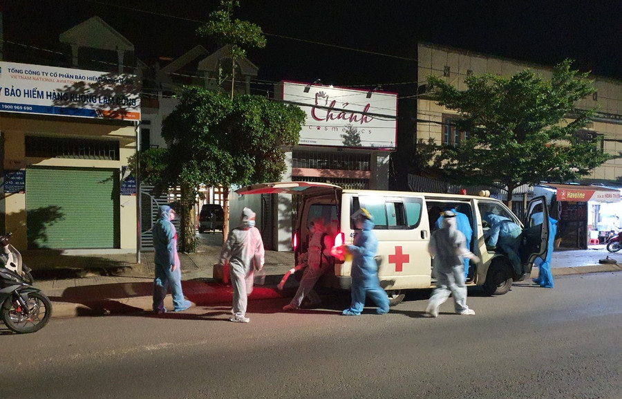 Trắng đêm truy vết các trường hợp F1, F2 liên quan 3 ca nghi dương tính tại H.Đơn Dương. ẢNH;: LÂM VIÊN