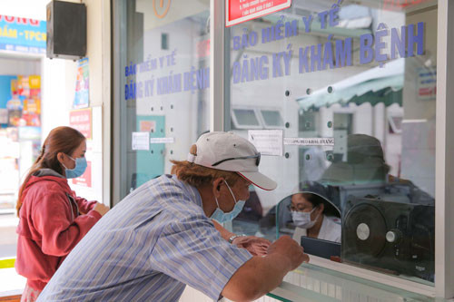 Người dân đăng ký khám chữa bệnh bằng BHYT tại Bệnh viện Thống Nhất (TP HCM) Ảnh: HOÀNG TRIỀU Người dân đăng ký khám chữa bệnh bằng BHYT tại Bệnh viện Thống Nhất (TP HCM) Ảnh: HOÀNG TRIỀU