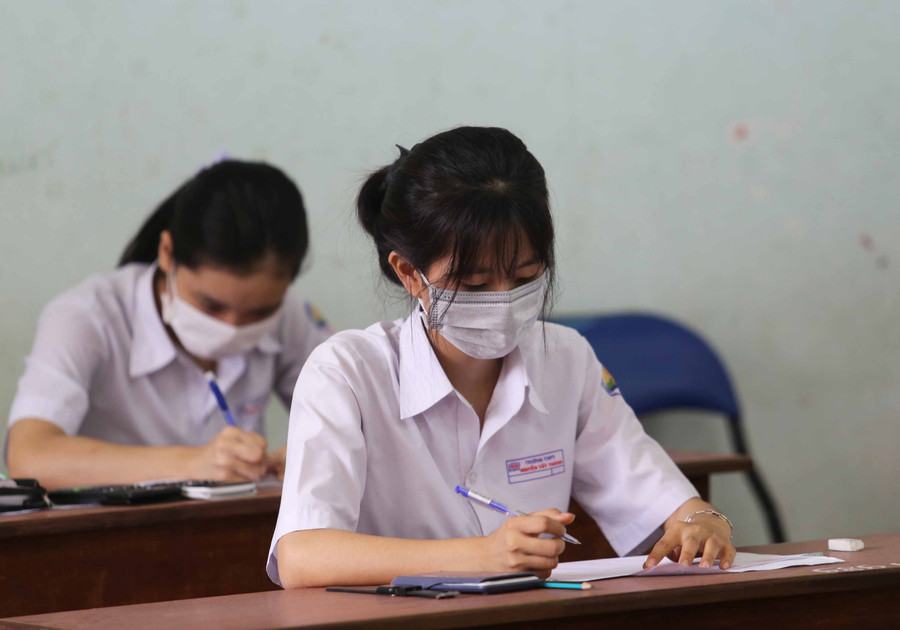 Thí sinh tại điểm thi Trường THPT Nguyễn Tất Thành (huyện Ia Pa) cho rằng đề môn Lý và Hóa tương đối khó Ảnh Văn Ngọc