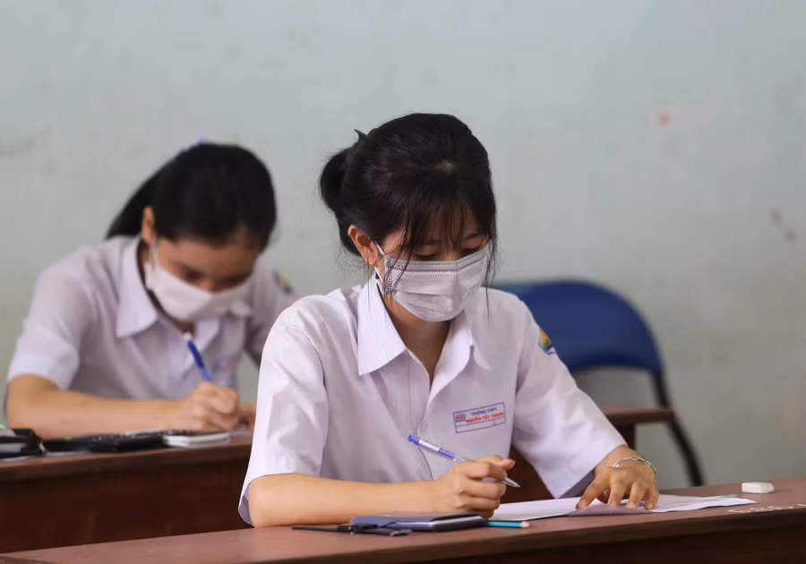 Thí sinh tại điểm thi Trường THPT Nguyễn Tất Thành (huyện Ia Pa) cho rằng đề môn Lý và Hóa tương đối khó Ảnh Văn Ngọc