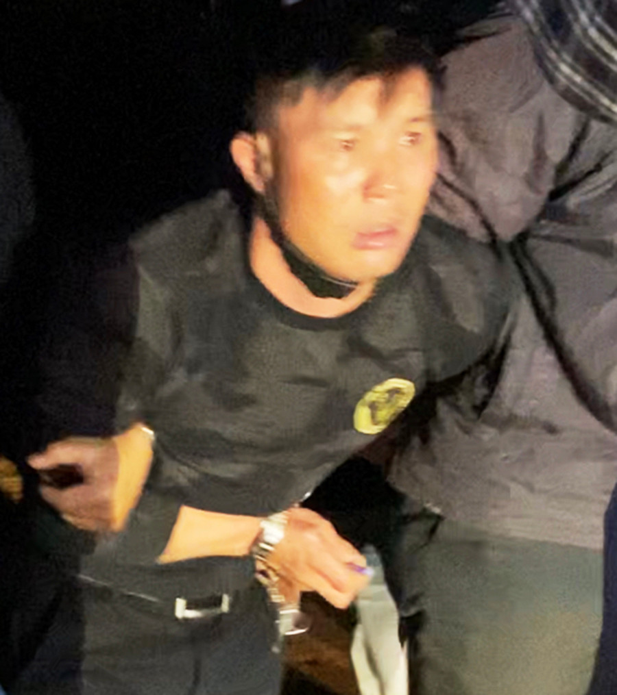 Đối tượng Dương Hồng Thái (giữa) bị bắt giữ. Ảnh: Thúy Trinh Đối tượng Dương Hồng Thái (giữa) bị bắt giữ; tang vật vụ án. Ảnh: Thúy Trinh