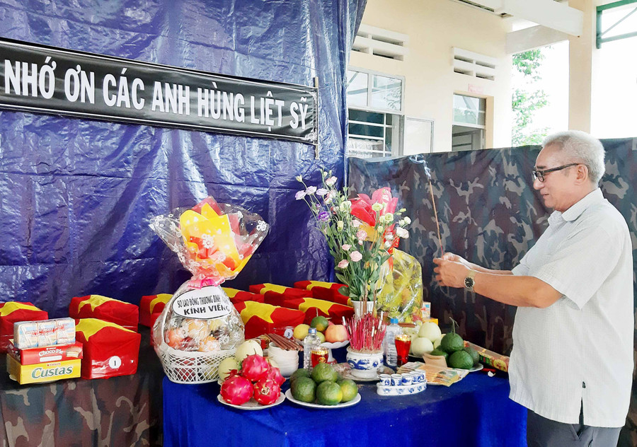 Cựu chiến binh Lã Mạnh Tùng trước bàn thờ các liệt sĩ mới được tìm thấy tại xã Ia Kreng. Ảnh: N.Q.T