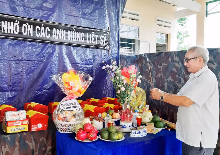 Cựu chiến binh Lã Mạnh Tùng trước bàn thờ các liệt sĩ mới được tìm thấy tại xã Ia Kreng. Ảnh: N.Q.T