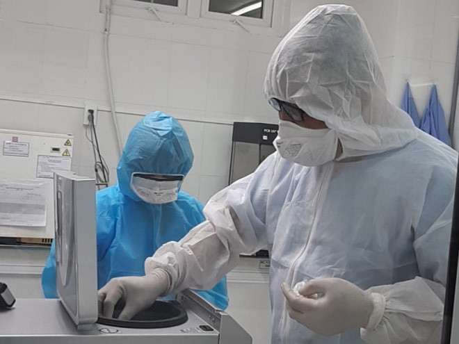 Xét nghiệm Covid-19 tại Bệnh viện đa khoa tỉnh Bình Định. ẢNH: BẢO THOA