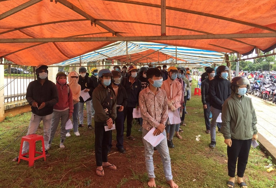 Lực lượng chức năng tỉnh Đắk Nông nỗ lực phân luồng, giữ khoảng cách người đi đường. Ảnh: Bảo Lâm